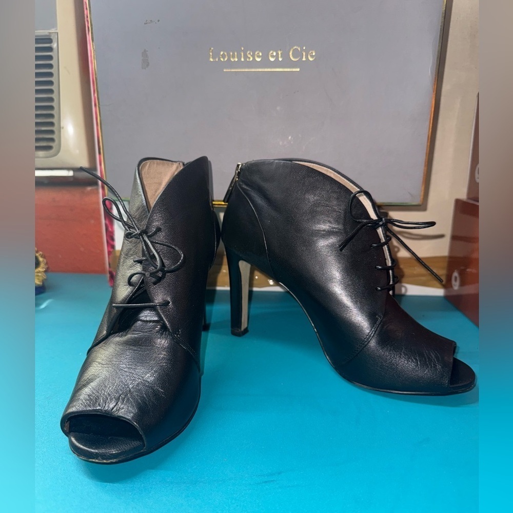 LOUISE ET CIE Lo-Vernonia peep toe lace up ankle bootie black, 8